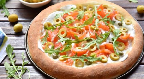 Белая пицца с лососем, оливками и каперсами, пошаговый рецепт с фото
