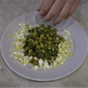Оригинальный салат из зеленого горошка