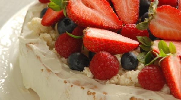 Торт «Бисквитная корзинка» с летними ягодами, пошаговый рецепт с фото