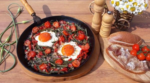 Дачный завтрак - яичница со стрелками чеснока, помидорками черри... , пошаговый рецепт с фото
