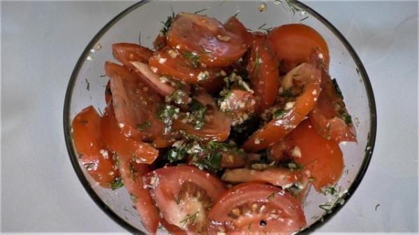 Салат из помидоров к мясу - главное заправка