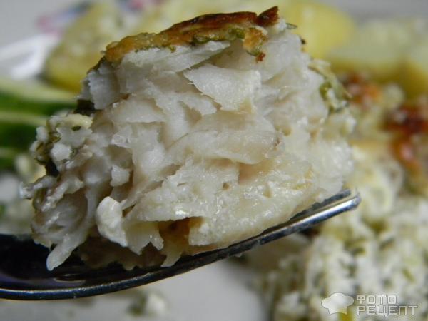Рецепт: Филе минтая, запеченное в сметанно-сырном соусе - со свежей зеленью и пармезаном