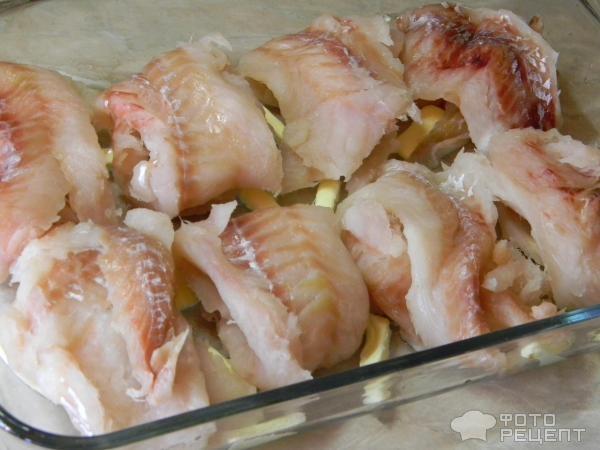 Рецепт: Филе минтая, запеченное в сметанно-сырном соусе - со свежей зеленью и пармезаном
