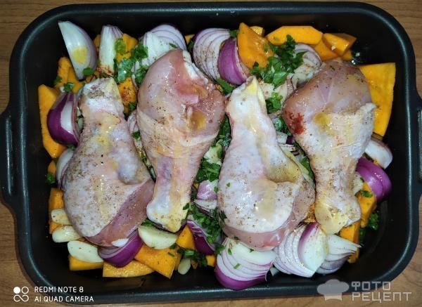 Рецепт: Курица запеченая с тыквой - С медом, красным луком, грецкими орехами, зеленью и оливковым маслом