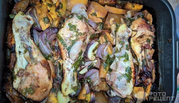 Рецепт: Курица запеченая с тыквой - С медом, красным луком, грецкими орехами, зеленью и оливковым маслом