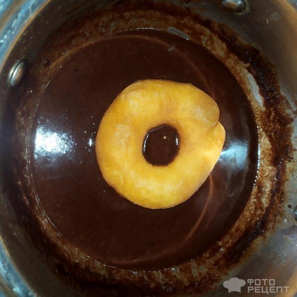 Рецепт: Пончики "Пальчики оближешь" - С шоколадом, с кондитерской посыпкой, с пудрой