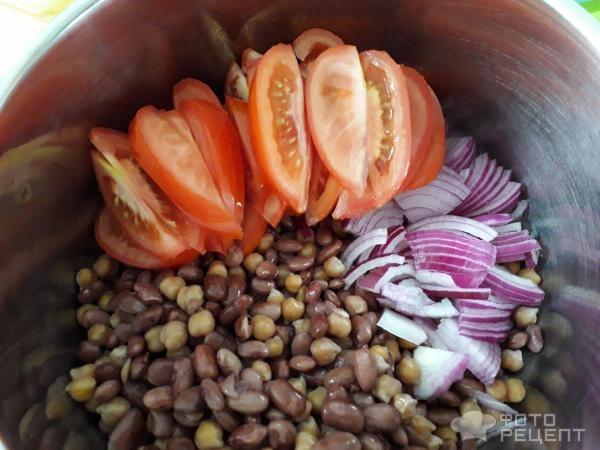 Рецепт: Салат с нутом и помидорами - Легкий, летний и сытный салатик. С маслинами и салатным красным луком