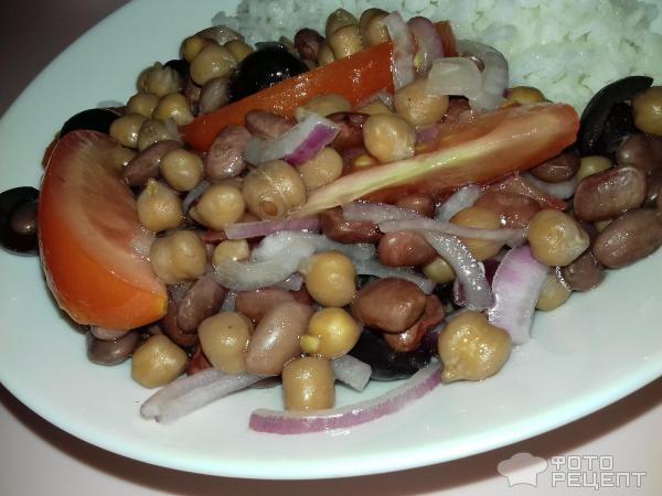 Рецепт: Салат с нутом и помидорами - Легкий, летний и сытный салатик. С маслинами и салатным красным луком
