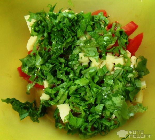 Рецепт: Салат с помидорами и салатом - с Российским сыром