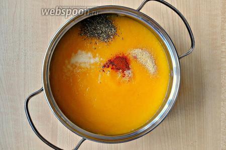 Тыквенный суп-пюре с паприкой, семечками и чесночными гренками 