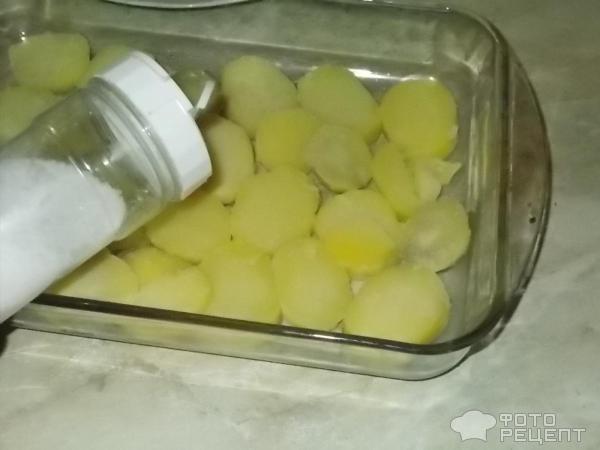 Рецепт: Филе минтая с картошкой в духовке - под сметанно-сырным соусом