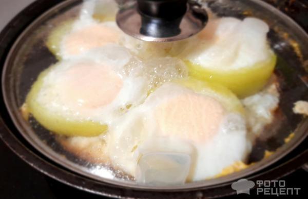 Рецепт: Яичница в перце - Порционная яичница для любителей болгарского перца.