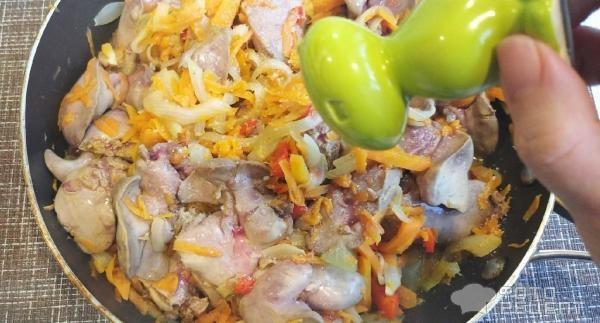 Рецепт: Куриная печень с рисом и овощами - в духовке