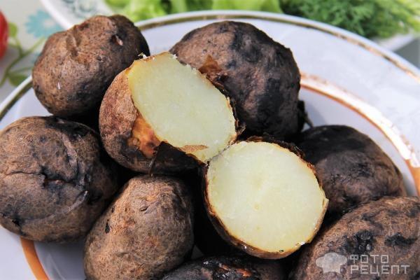 Рецепт: Постный картофель запеченный в фольге - На углях! Картошечка для пикника.
