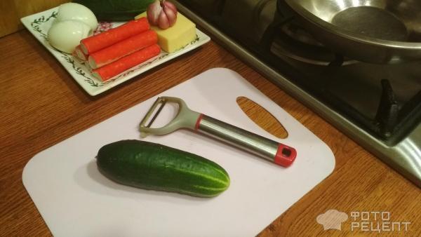 Рецепт: Салат с крабовыми палочками и огурцами - и сыром, легкий и пикантный