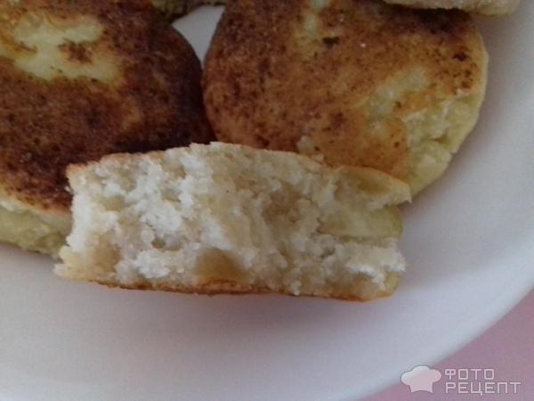 Рецепт: Сырники творожные с манкой - Ароматные, с яблоками и корицей, к завтраку. Сырники без муки.