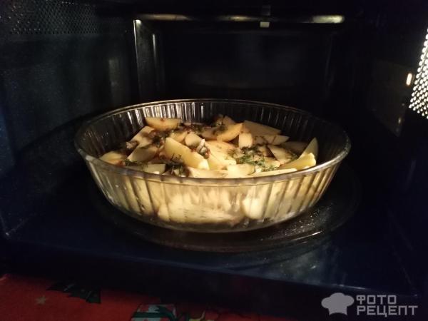 Рецепт: Запеченный картофель в микроволновой печи - С паприкой, зеленью, чесноком и сливочным маслом