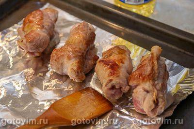 Рулетики из свинины с жареными лисичками в сметане