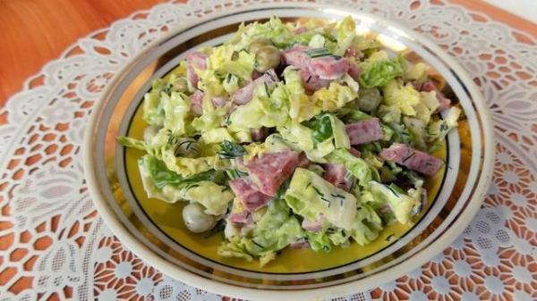 Салат из савойской капусты с корохом и колбасой
