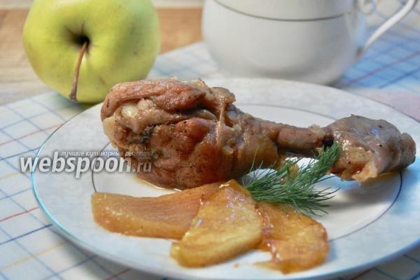 Жареные куриные ножки с медовыми яблоками