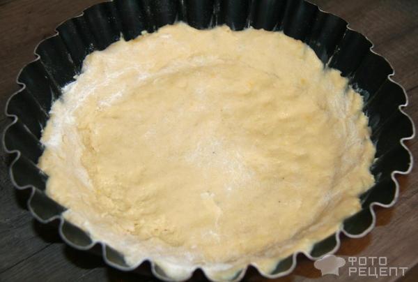 Рецепт: Пирог из песочного теста с черной смородиной - с нежной сметанной заливкой