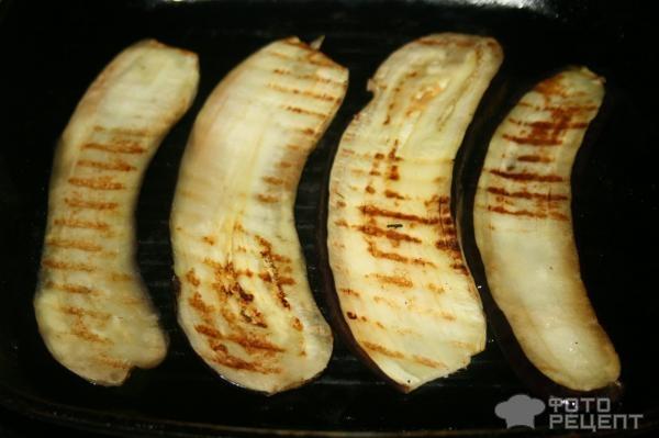 Рецепт: Рулетики из баклажана с сырно-чесночной начинкой - с плавленным сыром и свежей зеленью