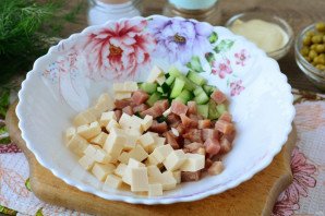 Салат с ветчиной и плавленым сыром
